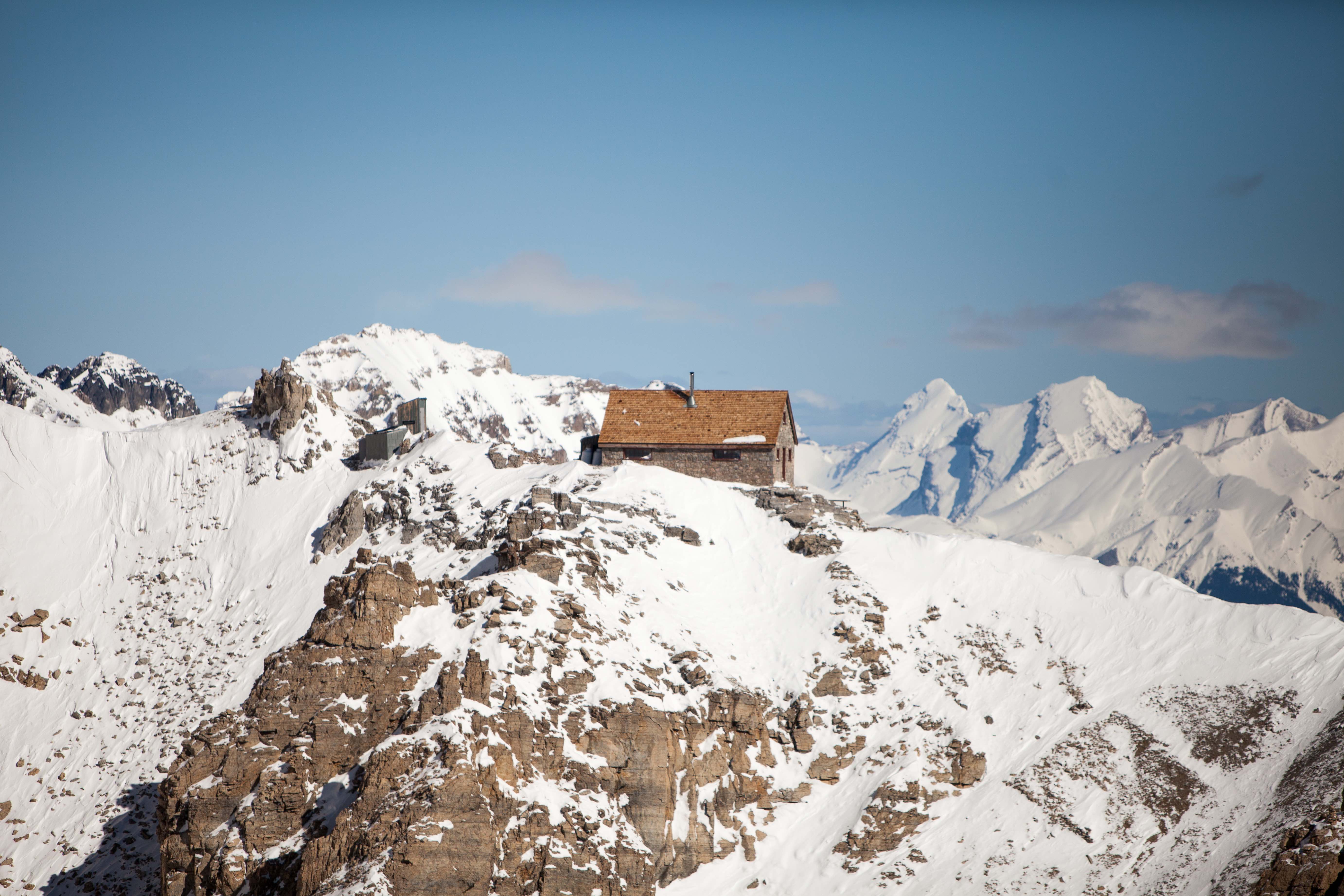 6 Tips for Staying in an Alpine Club of Canada Hut Vern